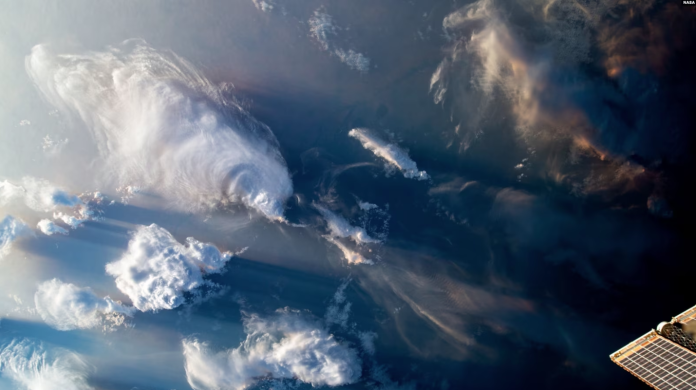 Mientras la Estación Espacial Internacional orbitaba a 410 kilómetros sobre el norte de África, las nubes cubrían el cielo en esta imagen del 13 de julio de 2023 y publicada por la NASA. En la parte inferior derecha se ve uno de los paneles solares desplegables de la estación. Mientras la Estación Espacial Internacional orbitaba a 410 kilómetros sobre el norte de África, las nubes cubrían el cielo en esta imagen del 13 de julio de 2023 y publicada por la NASA. En la parte inferior derecha se ve uno de los paneles solares desplegables de la estación.