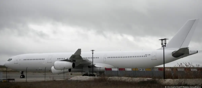 El avión de Legend Airlines retenido en el aeropuerto francés de Vatry. Foto: Cortesía.