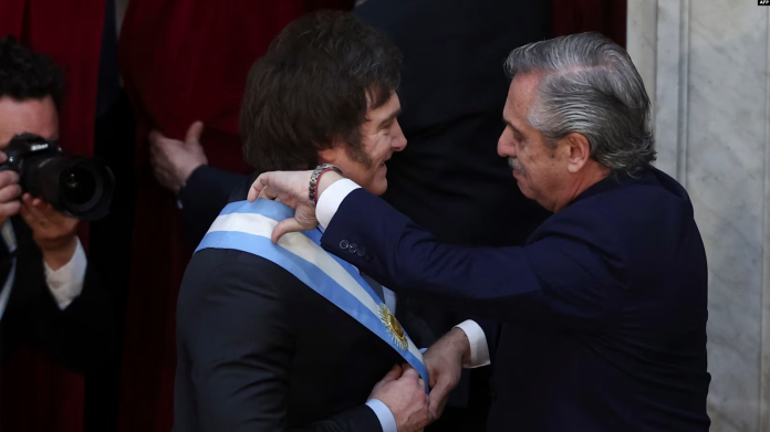 El presidente entrante de Argentina, Javier Milei (izq.), recibe la banda presidencial del presidente saliente, Alberto Fernández, durante su ceremonia de toma de posesión en el Congreso en Buenos Aires, el 10 de diciembre de 2023. Foto: AFP. El presidente entrante de Argentina, Javier Milei (izq.), recibe la banda presidencial del presidente saliente, Alberto Fernández, durante su ceremonia de toma de posesión en el Congreso en Buenos Aires, el 10 de diciembre de 2023. Foto: AFP.