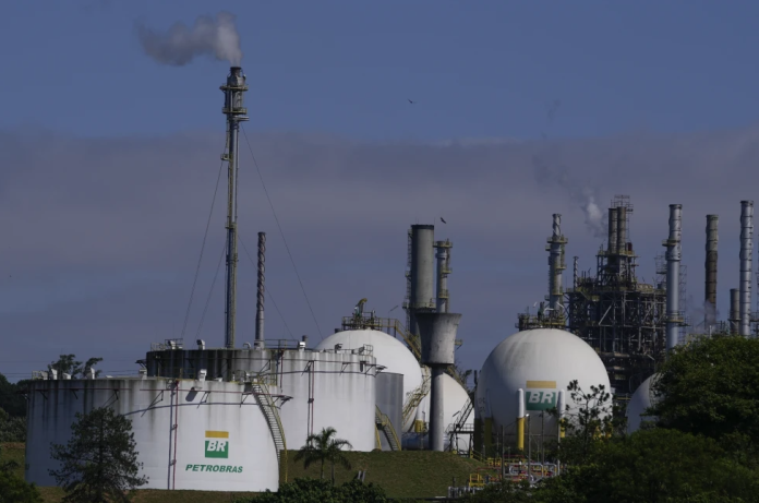ARCHIVO - Vista de la refinería de petróleo Capuava de Petrobras en Maui, en las afueras de Sao Paulo, Brasil, 6 de noviembre de 2023. (Foto: AP - Andre Penner, File)