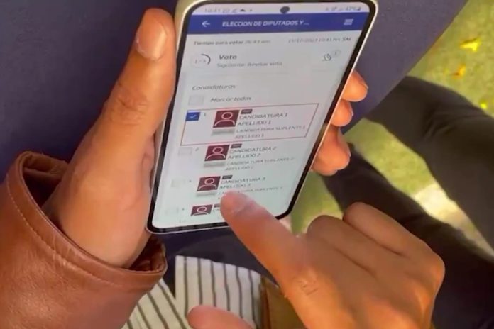 Simulacro de proceso de votación electoral, en modalidad por internet. Foto: Captura de pantalla. Video: Noticiero El Salvador.