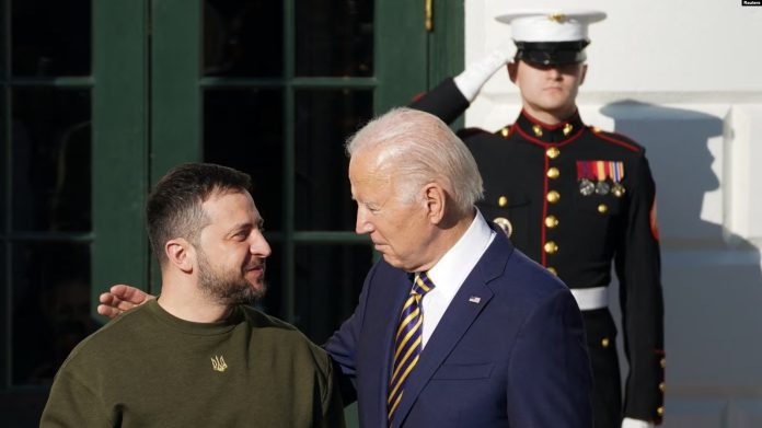 ARCHIVO - El presidente estadounidense Joe Biden da la bienvenida al presidente ucraniano Volodymyr Zelenskiy en la Casa Blanca en Washington, Estados Unidos, el 21 de diciembre de 2022. Foto: Cortesía.