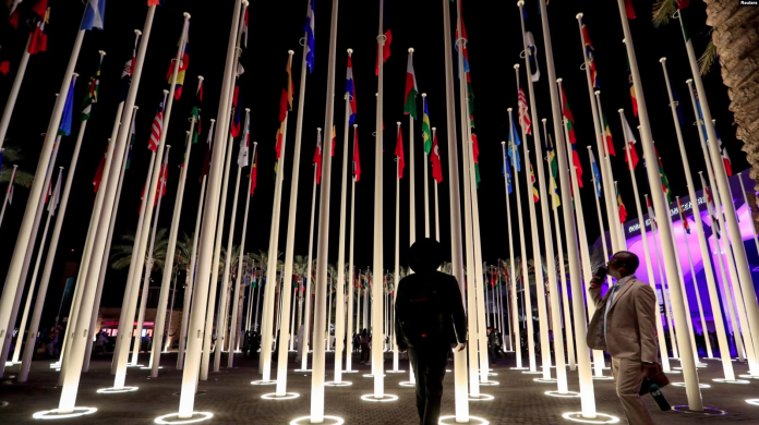 Los delegados se encuentran cerca de los mástiles de banderas en la Expo City de Dubái después de asistir a la Cumbre Mundial de Acción Climática, durante la Conferencia de la ONU sobre el Cambio Climático en Dubái, Emiratos Árabes Unidos, el 1 de diciembre de 2023. Foto: Cortesía.