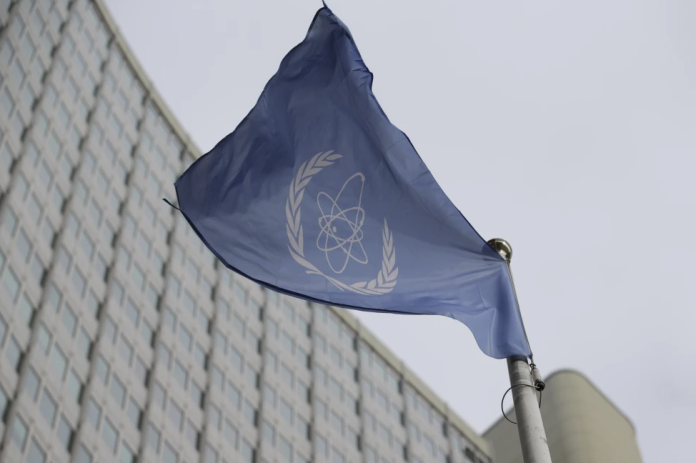La bandera del Organismo Internacional de Energía Atómica ondea frente a su sede el lunes 6 de febrero de 2023, en Viena, Austria. (AP Foto:Heinz-Peter Bader, archivo). Foto: Cortesía.
