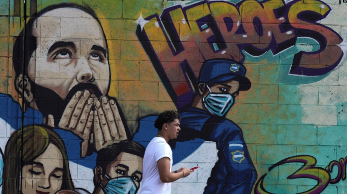 ARCHIVO - Un peatón pasa junto a un mural dedicado a los héroes que presenta al presidente Nayib Bukele en el barrio Soyapango de San Salvador, El Salvador, el 28 de febrero de 2023. Foto: Cortesía.