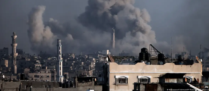 El humo que sigue a los bombardeos israelíes se eleva sobre Jan Yunis. Foto: Cortesía.