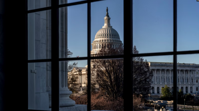 ARCHIVO - El Capitolio de los Estados Unidos se ve a través de una ventana en el edificio Russell del Senado en Washington, el 15 de marzo de 2023.