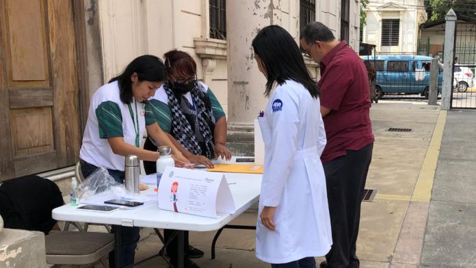 Galenos ejercen su voto para designar a la junta directiva del Colegio Médico. Foto: YSKL.
