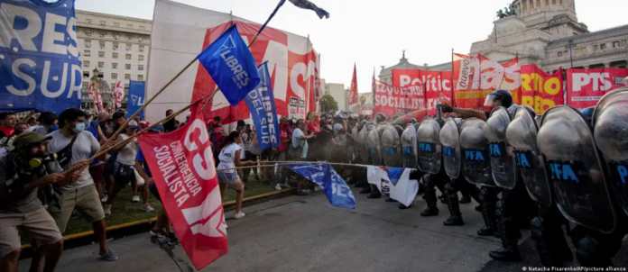 Manifestantes se enfrentan a las fuerzas orden en las afueras del Congreso en Buenas Aires, donde se somete a debate el paquete de reformas del presidente Javier Milei. Foto: Cortesía.