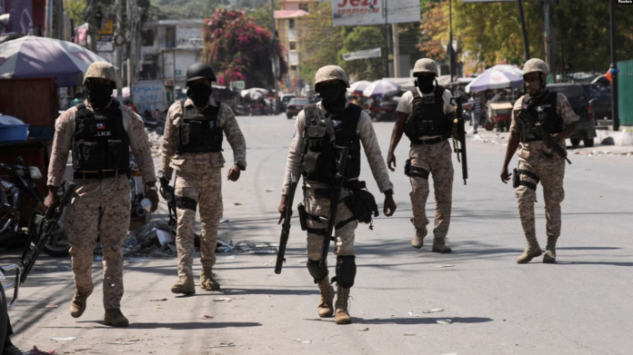 ARCHIVO: Varios policías patrullan una calle de Puerto Príncipe, la capital de Haití, después de que las autoridades extendieron un estado de emergencia, el 8 de marzo de 2024. Foto: Cortesía.