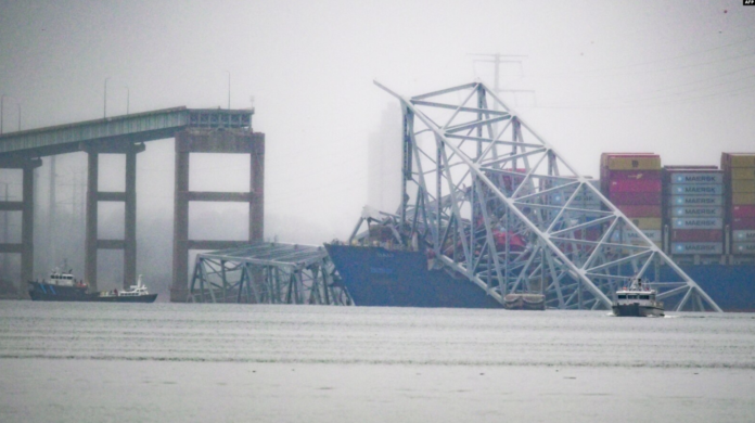 Barcos de búsqueda y recuperación navegan por las aguas del río Patapsco en condiciones climáticas adversas en el lugar del colapso del puente Francis Scott Key después de ser golpeado por el buque portacontenedores Dali en Baltimore, Maryland, el 27 de marzo de 2024. Foto: Cortesía. Barcos de búsqueda y recuperación navegan por las aguas del río Patapsco en condiciones climáticas adversas en el lugar del colapso del puente Francis Scott Key después de ser golpeado por el buque portacontenedores Dali en Baltimore, Maryland, el 27 de marzo de 2024. Foto: Cortesía.