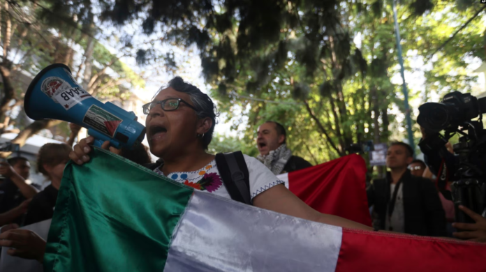 Manifestantes protestan frente a la Embajada de Ecuador en la Ciudad de México, el 6 de abril de 2024. Foto: Cortesía.