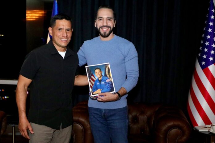 Astronauta Frank Rubio junto a Nayib Bukele