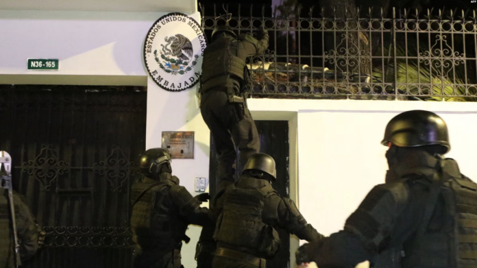 Fuerzas especiales de la policía ecuatoriana ingresan a la embajada de México en Quito para arrestar al exvicepresidente de Ecuador, Jorge Glas, el 5 de abril de 2024. Foto: Cortesía.