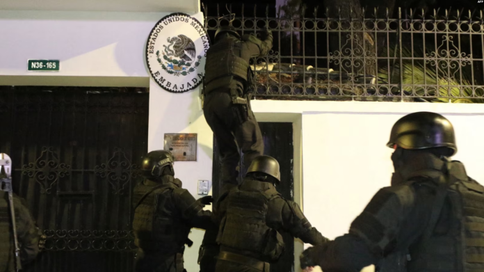Fuerzas especiales de la policía ecuatoriana ingresan a la embajada de México en Quito para arrestar al exvicepresidente de Ecuador, Jorge Glas, el 5 de abril de 2024. Foto: Cortesía Fuerzas especiales de la policía ecuatoriana ingresan a la embajada de México en Quito para arrestar al exvicepresidente de Ecuador, Jorge Glas, el 5 de abril de 2024. Foto: Cortesía.