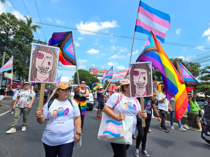 Marcha por el Día Internacional contra la Homofobia, Lesbofobia, Bifobia y Transfobia en El Salvador. Foto: Cortesía. Foto: Cortesía.