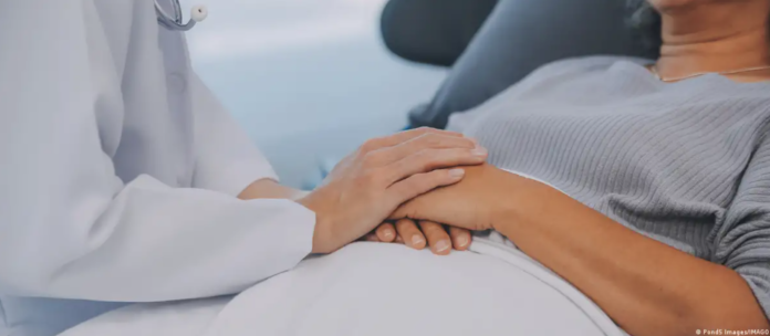 Una persona es atendida en una clínica médica. Imagen de referencia. Foto: Cortesía.