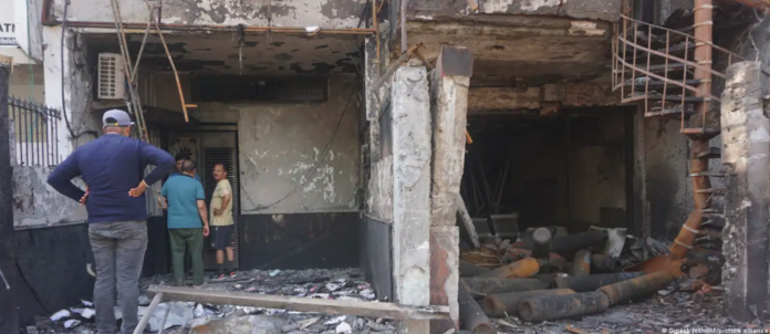 Varios hombres inspeccionan las instalaciones derruidas del hospital de Nueva Delhi. Foto: Cortesía.