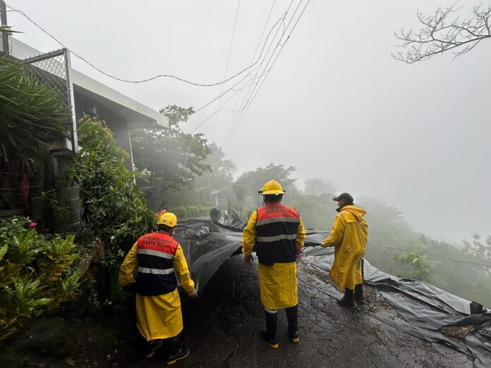 Protección Civil Municipal de La Libertad Sur realiza evacuaciones preventivas de habitantes del Cantón El Matazano, en Santa Tecla, ante intensas lluvias que azotaron al país, en junio de 2024. Foto: Cortesía.