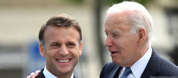 Emmanuel Macron junto a Joe Biden tras ceremonia en el Arco del Triunfo. Foto: Cortesía.