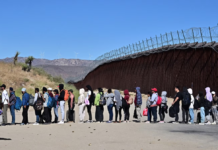 EE.UU. endurece trámites migratorios: estos serían los principales afectados por las nuevas medidas Migrantes esperan en fila con la esperanza de ser procesados por los agentes de Aduanas y Patrulla Fronteriza después de llegar a Jacumba Hot Springs, California, luego de caminar bajo un intenso calor desde México a Estados Unidos, 5 de junio de 2024. Foto: Cortesía.