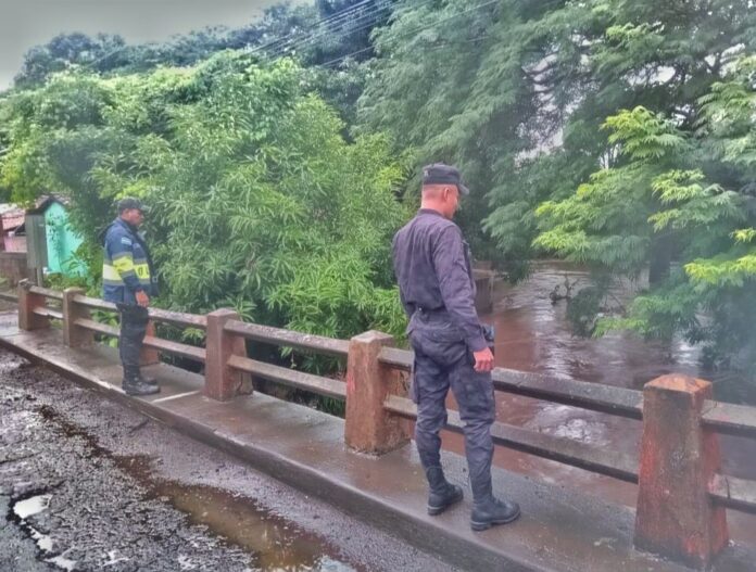 La Policía Nacional Civil monitorea el sector del cantón Anchico, San Miguel, ante los reportes de incremento en los niveles de agua del cauce del río Grande (29.06.2024). Foto: Cortesía.