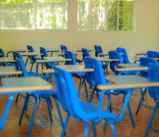 Hacienda pide reformar Presupuesto 2026 para transferir $200,000 al MINED para financiar becas en La Libertad