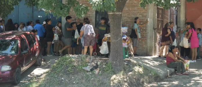 Una cola frente a un comedor popular en Buenos Aires. Foto: Cortesía. Una cola frente a un comedor popular en Buenos Aires. Foto: Cortesía.