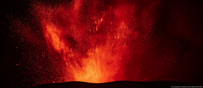 Captura de pantalla 2024-07-11 a la(s) 12.50.43 En erupción, el Etna, el mayor volcán activo de la placa europea, en la isla italiana de Sicilia. Foto: Cortesía.