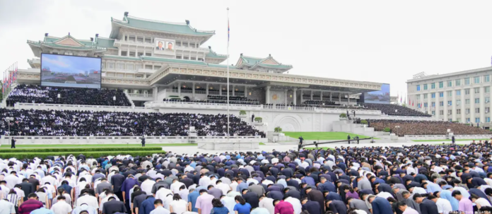 Miles de personas guardaron un minuto de silencio durante el servicio conmemorativo nacional realizado a Kim Il-sung en la plaza que lleva su nonbre en Pyongyang. (08.07.2024). Foto: Cortesía.