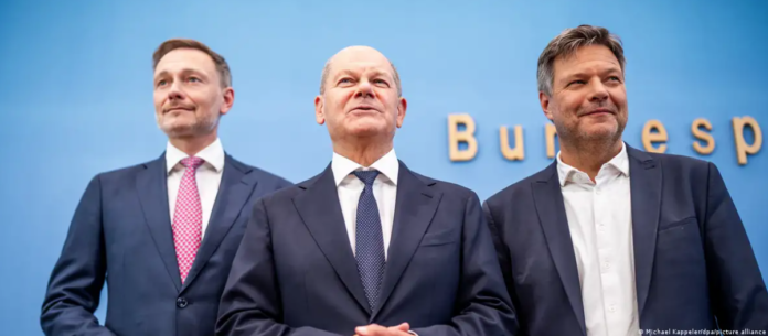 Lindner, Scholz y Habeck en la conferencia de prensa al presentar el presupuesto 2025 para Alemania.