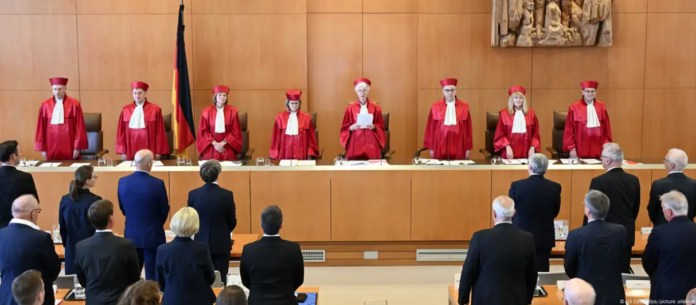 Los magistrados del Tribunal Constitucional alemán, durante la lectura del dictamen sobre la reforma electoral. Foto: Cortesía.