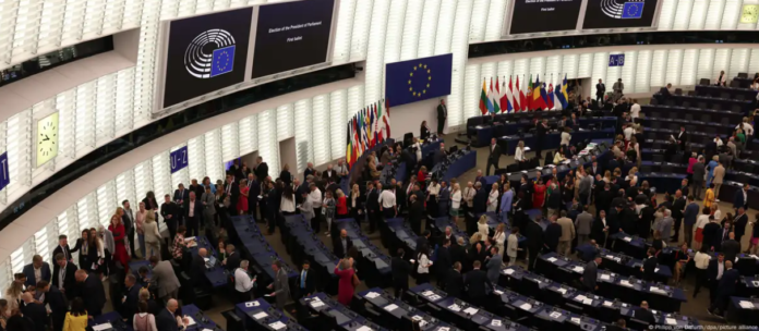 Los nuevos eurodiputados entran en el hemiciclo para tomar posesión de sus escaños. Foto: Cortesía.