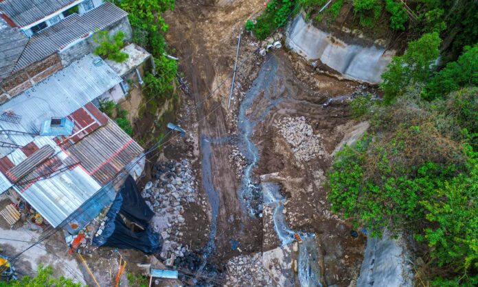 Punto de vertido detectado en una quebrada de San Jacinto. Foto: Cortesía.
