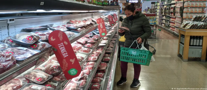Una persona compra carne en un mercado. Imagen de referencia. Foto: Cortesía.