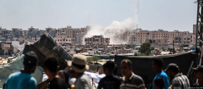 Palestinos desplazados observan ataques israelíes en Gaza.