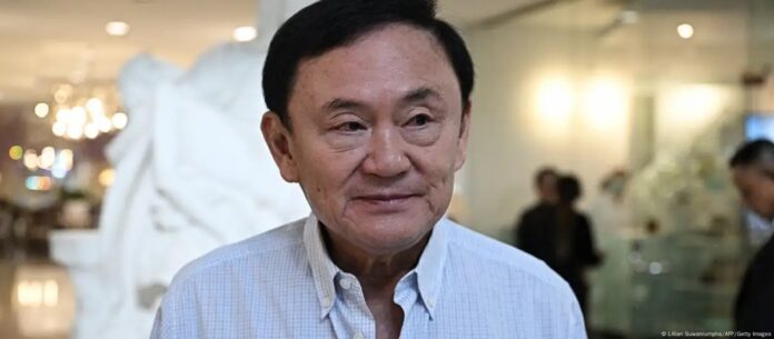 El ex primer ministro tailandés, Thaksin Shinawatra, fotografiado junto a un salón de belleza de Bangkok el pasado 5 de junio.