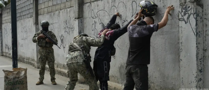 Soldados ecuatorianos revisan a motociclistas en una calle de Guayaquil, durante el estado de emergencia decretado a inicios de 2023. (Archivo). Foto: Cortesía.