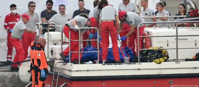 Rescatistas y buzos encuentran uno de los cuerpos tres días después de que se hundiera el yate de lujo Bayesian (22.08.2024) Rescatistas y buzos encuentran uno de los cuerpos tres días después de que se hundiera el yate de lujo Bayesian (22.08.2024)