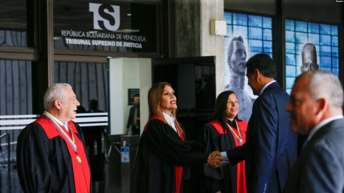 El Presidente de Venezuela, Nicolás Maduro, le da la mano a la Presidenta de la Corte Suprema de Justicia, Caryslia Rodríguez, en la Corte Suprema de Justicia, en Caracas, Venezuela, el 31 de julio de 2024.