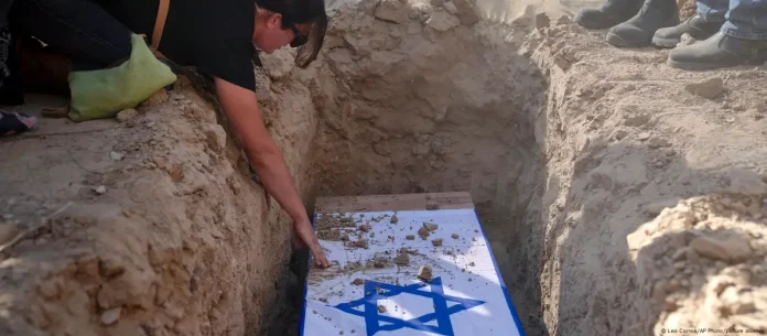 Rimon Buchshtab llora durante el funeral de su marido Yagev Buchshtab en un cementerio del kibutz Nirim, en el sur de Israel. El cadáver de Buchshtab fue uno de los seis cuerpos de rehenes, por el ejército de Israel durante una operación en la Franja de Gaza. (Archivo 21.08.2024). Foto: Cortesía.