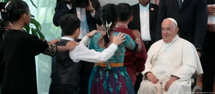 El papa Francisco es recibido por niños con una danza en el aeropuerto internacional de Singapur. Foto: Cortesía.