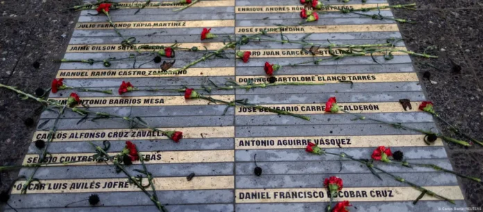 Foto de archivo de flores sobre los nombres de algunas de las víctimas de la dictadura de Chile. Imagen de referencia.