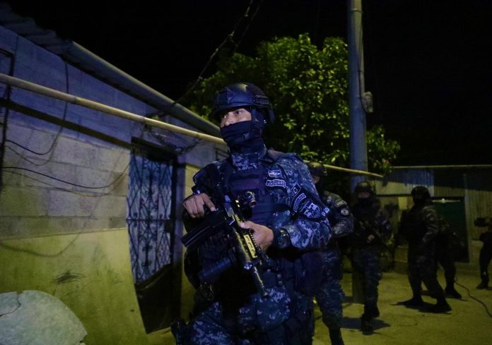 Agente de la Policía Nacional Civil (PNC), durante despliegue del cerco de seguridad instalado en la colonia 10 de Octubre, de San Marcos.