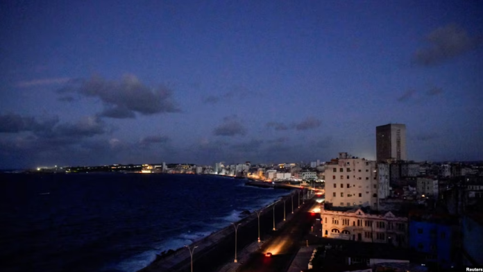 Autos circulan por el malecón de La Habana tras el colapso de la red eléctrica del país el domingo, según el Ministerio de Energía y Minas de Cuba, en La Habana, Cuba, 20 de octubre de 2024. Foto: Cortesía.