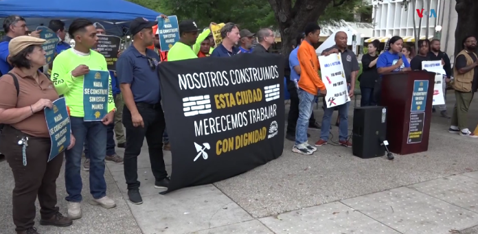 Un grupo de trabajadores de la construcción indocumentados protestan en Miami, Florida, el 16 de octubre de 2024, exigiendo mejores condiciones laborales. Un grupo de trabajadores de la construcción indocumentados protestan en Miami, Florida, el 16 de octubre de 2024, exigiendo mejores condiciones laborales.