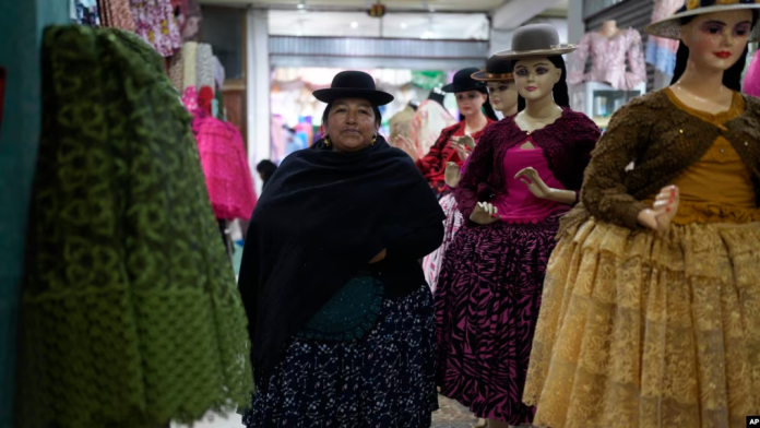 Celia Jaliri Choque espera a los clientes en su tienda de ropa para cholitas en La Paz, Bolivia, el sábado 29 de junio de 2024. [Archivo]