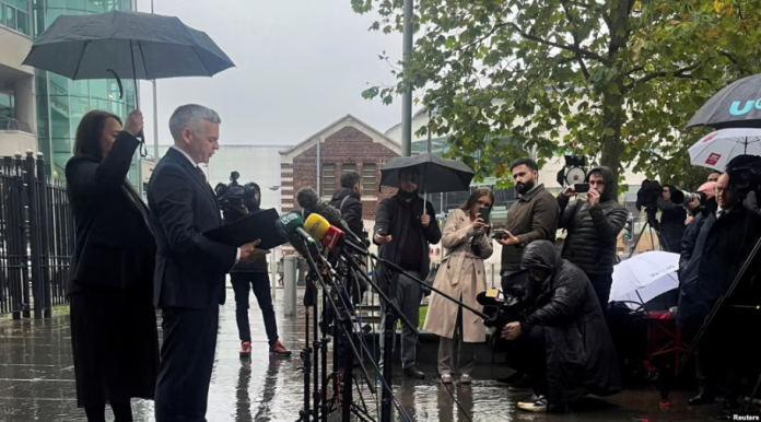 Eamonn Corrigan, detective jefe del Servicio de Policía de Irlanda del Norte habla con los periodistas afuera del Tribunal de la Corona de Belfast, tras la sentencia de Alexander McCartney por abuso sexual infantil masivo en línea, en Belfast, el 25 de octubre de 2024.