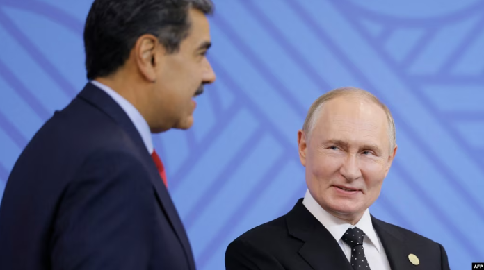 El presidente de Rusia, Vladimir Putin, comparte con el presidente de Venezuela, Nicolás Maduro, al margen de la cumbre BRICS en Kazán el 23 de octubre de 2024. Foto: Cortesía.