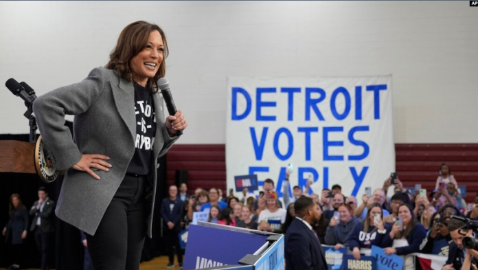 La vicepresidenta candidata demócrata a la presidencia, Kamala Harris, habla durante un evento de campaña en la escuela secundaria Western International en Detroit, el sábado 19 de octubre de 2024. Foto: Cortesía.